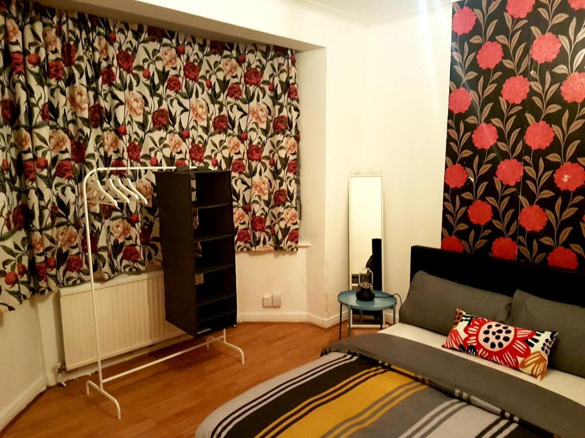 Bed and Breakfast Budget House In Gants Hill Илфорд Экстерьер фото