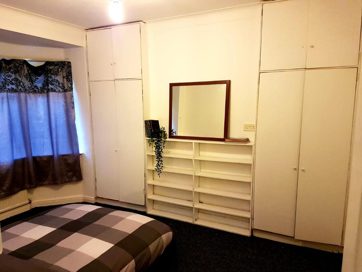 Bed and Breakfast Budget House In Gants Hill Илфорд Экстерьер фото