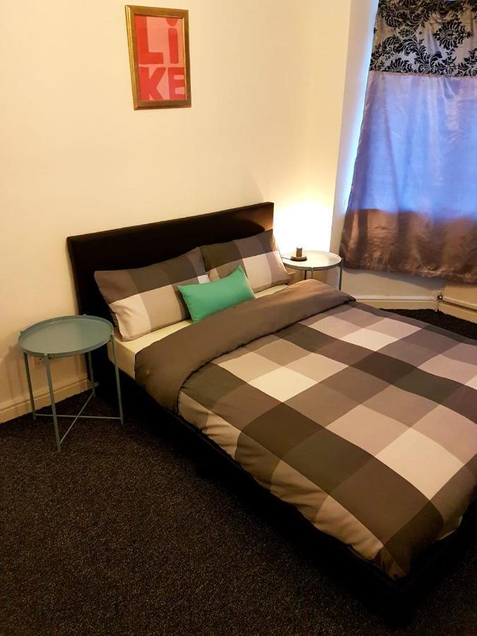 Bed and Breakfast Budget House In Gants Hill Илфорд Экстерьер фото