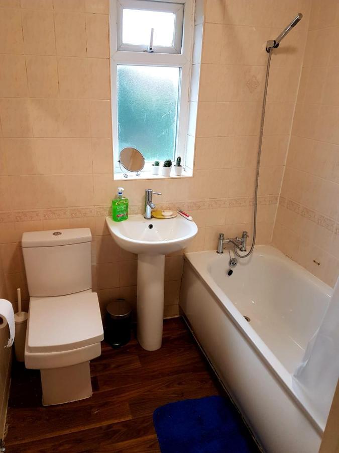 Bed and Breakfast Budget House In Gants Hill Илфорд Экстерьер фото