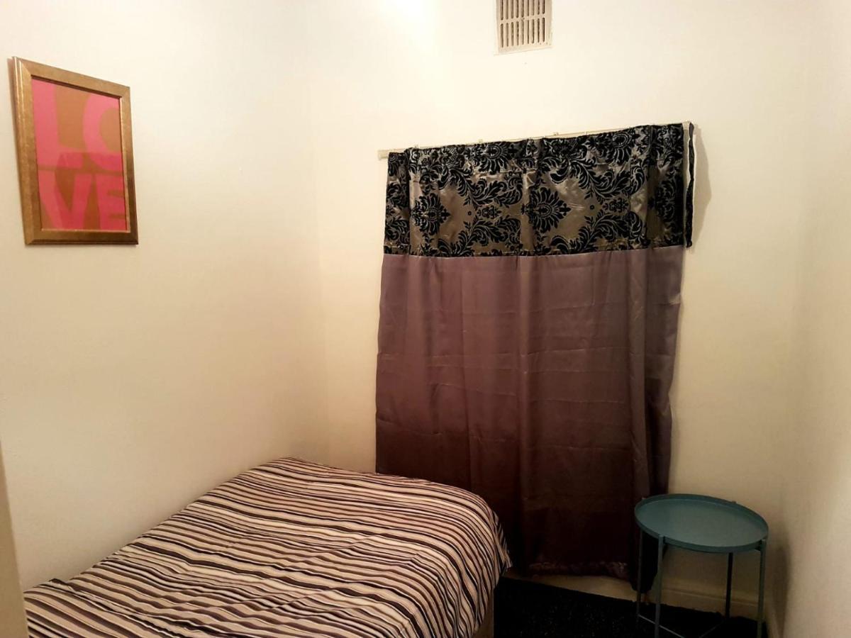 Bed and Breakfast Budget House In Gants Hill Илфорд Экстерьер фото
