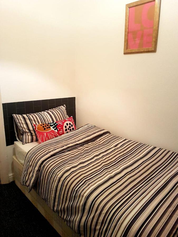 Bed and Breakfast Budget House In Gants Hill Илфорд Экстерьер фото