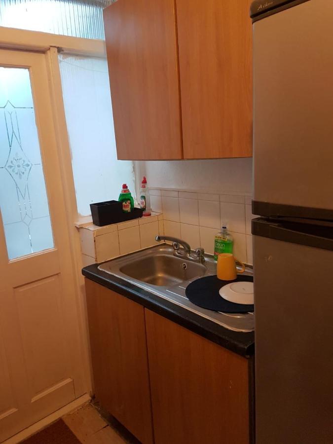 Bed and Breakfast Budget House In Gants Hill Илфорд Экстерьер фото